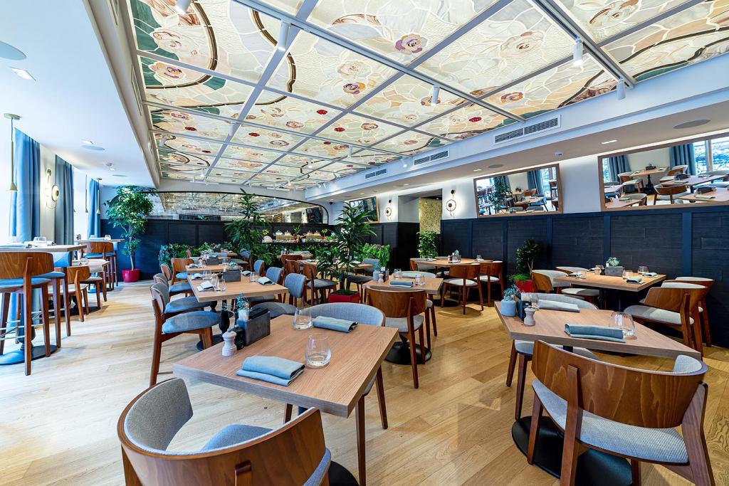 Бокал игристого и скидка 30% для женских компаний | Bistrot 44 | ул. Восстания, 44