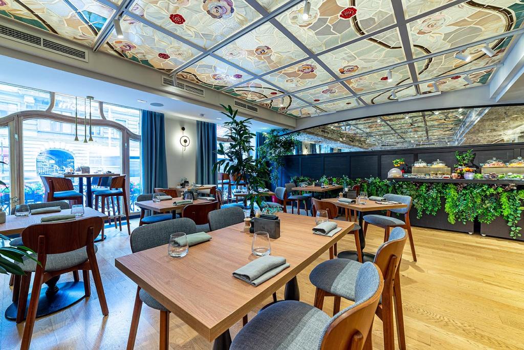 Бокал игристого и скидка 30% для женских компаний | Bistrot 44 | ул. Восстания, 44