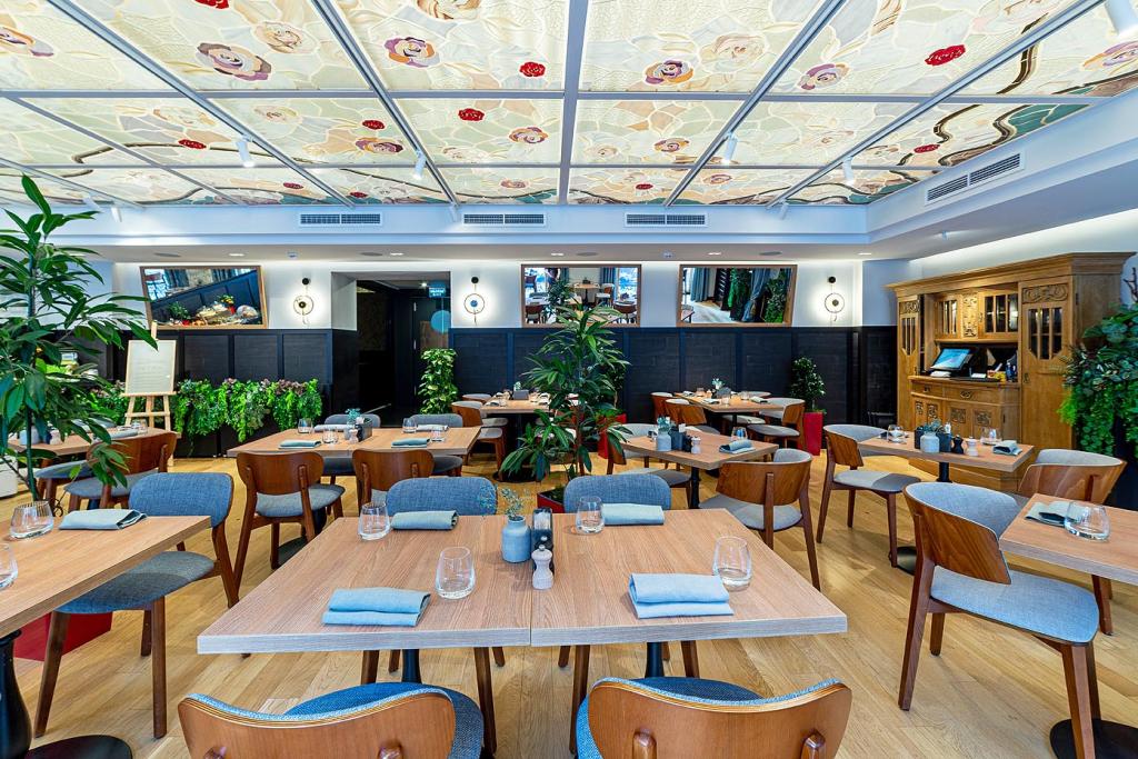 Бокал игристого и скидка 30% для женских компаний | Bistrot 44 | ул. Восстания, 44