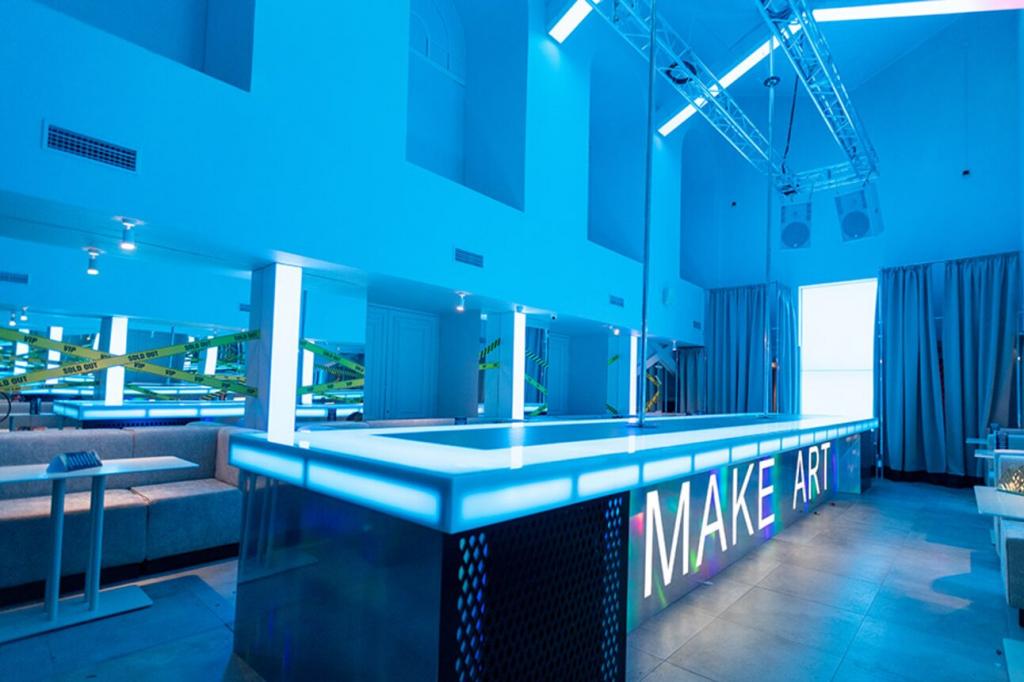 Бесплатный вход и подарок на выбор | Zависть Podium | пр-т Невский, 80