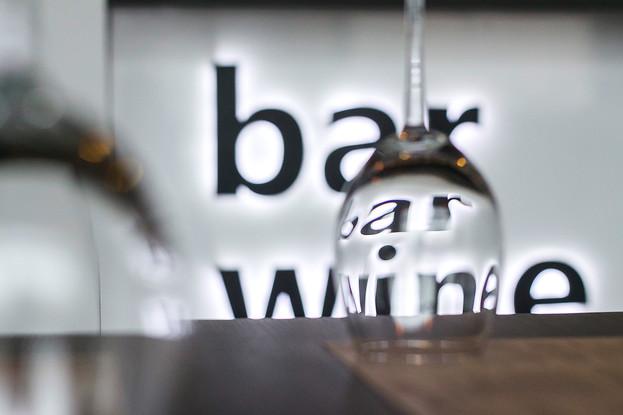 Интерьер бар Монополь Wine Market & Bar