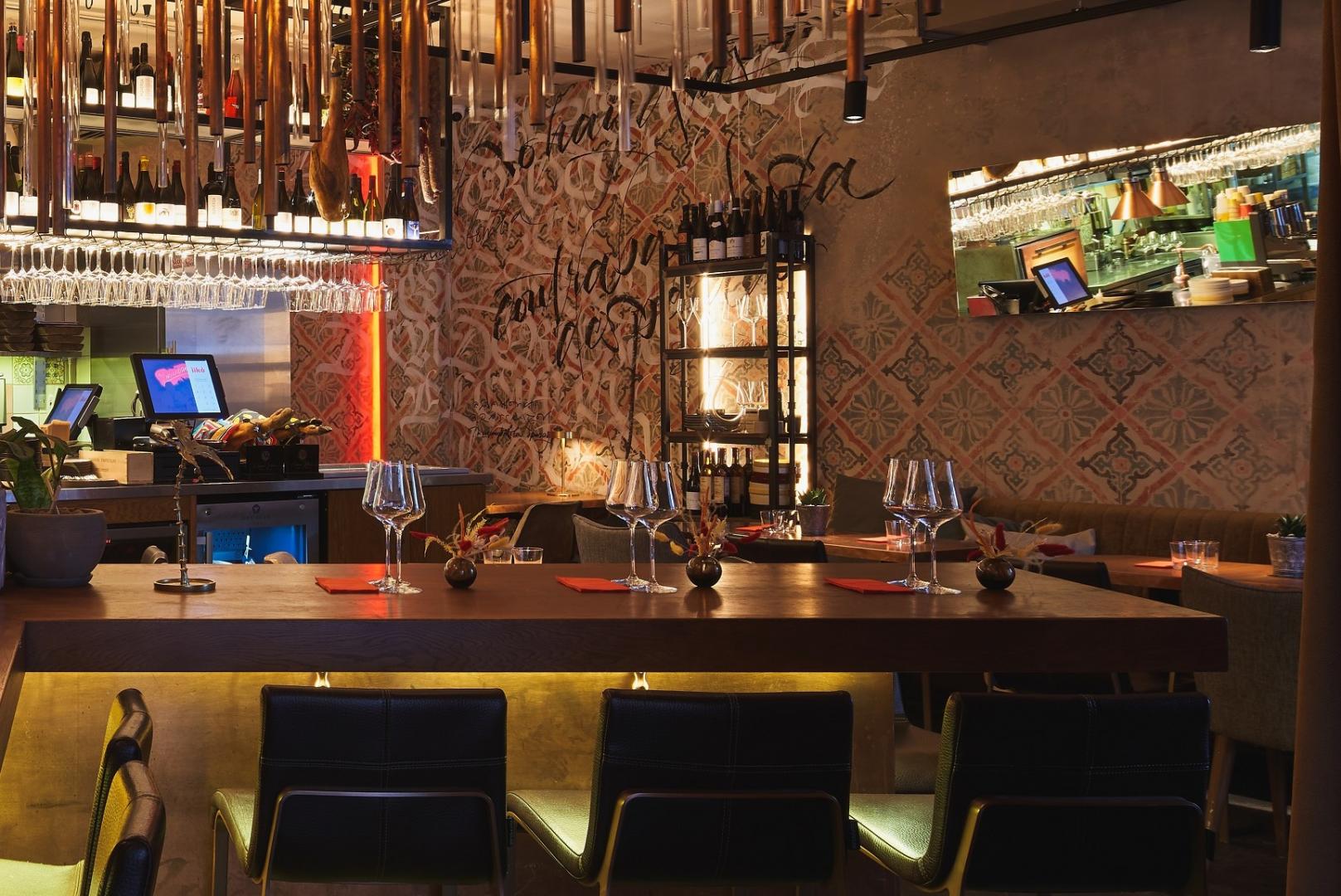 Бурнасов и три чемодана испанских деликатесов | Ателье Tapas & Bar | ул. Лахтинская, 8