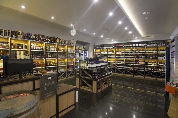 Интерьер бар Монополь Wine Market & Bar