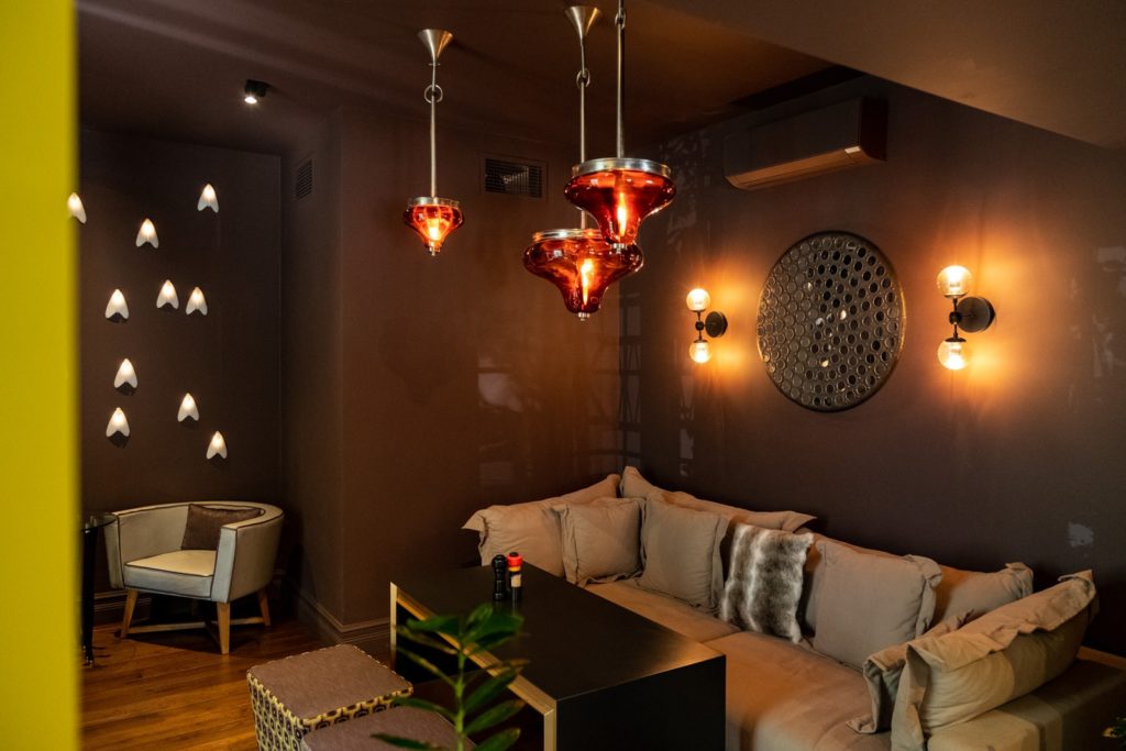 Игристого театралам!