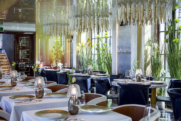 Интерьер ресторан Erwin. Патрики. Павильон. Пруд