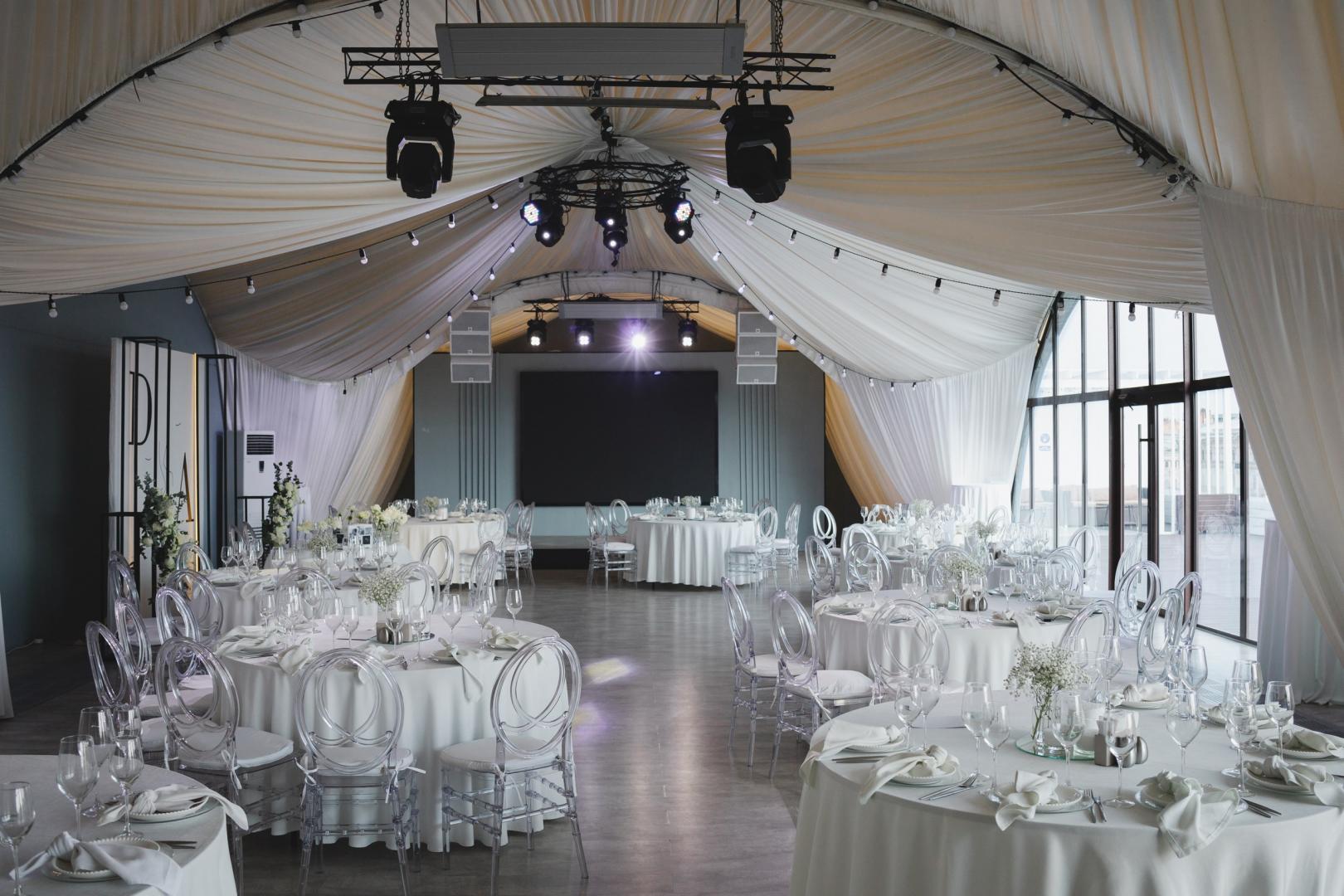 Интерьер банкетный зал Event Roof