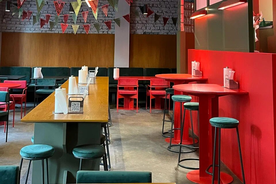 Интерьер пиццерия Oversize pizza club
