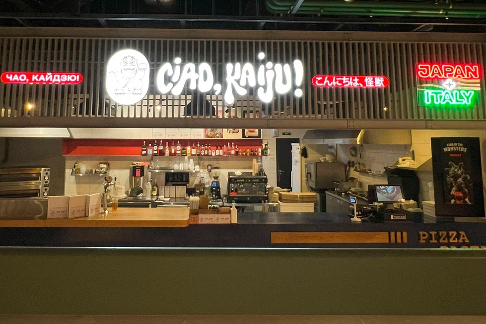 Интерьер кафе Ciao, Kaiju!