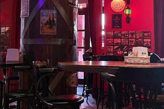 Интерьер паб Harat’s pub