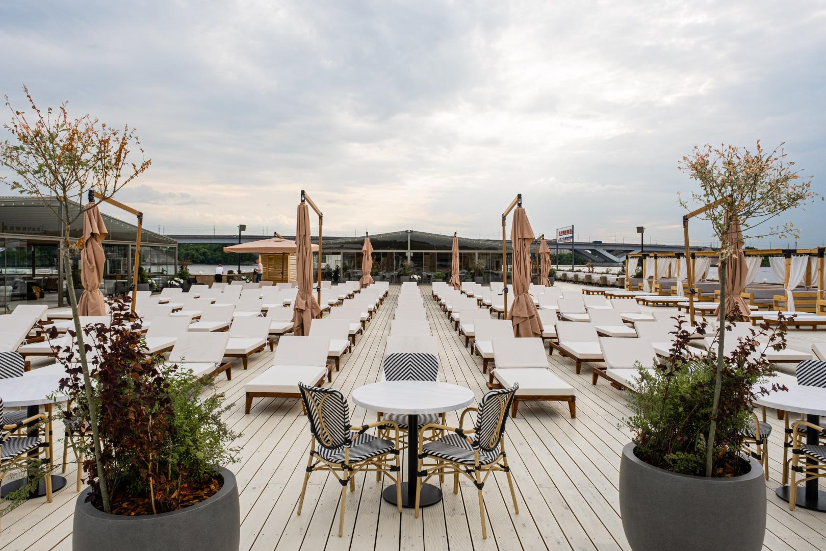 Интерьер бар Remy Beach Club