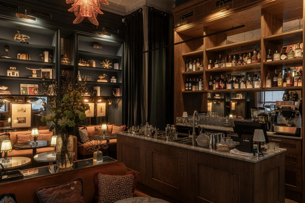 Интерьер бар Roots le Petit Bar
