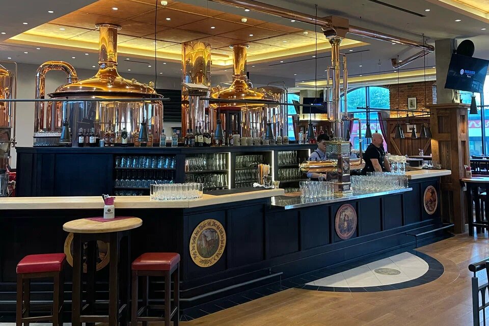 Интерьер пивной ресторан Brunnen brauhaus