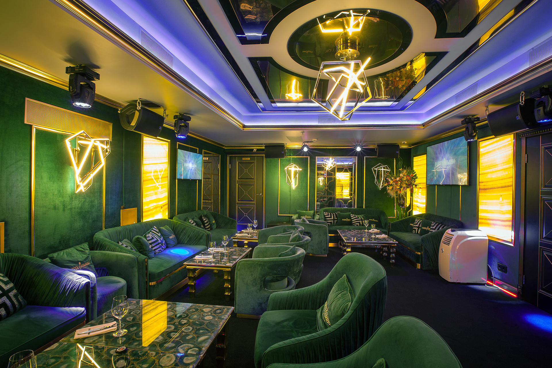 караоке бар сочи. Forteпьяно караоке изумрудный зал. караоке фортепьяно сочи. караоке клуб сочи. караоке-бар «forteпьяно».