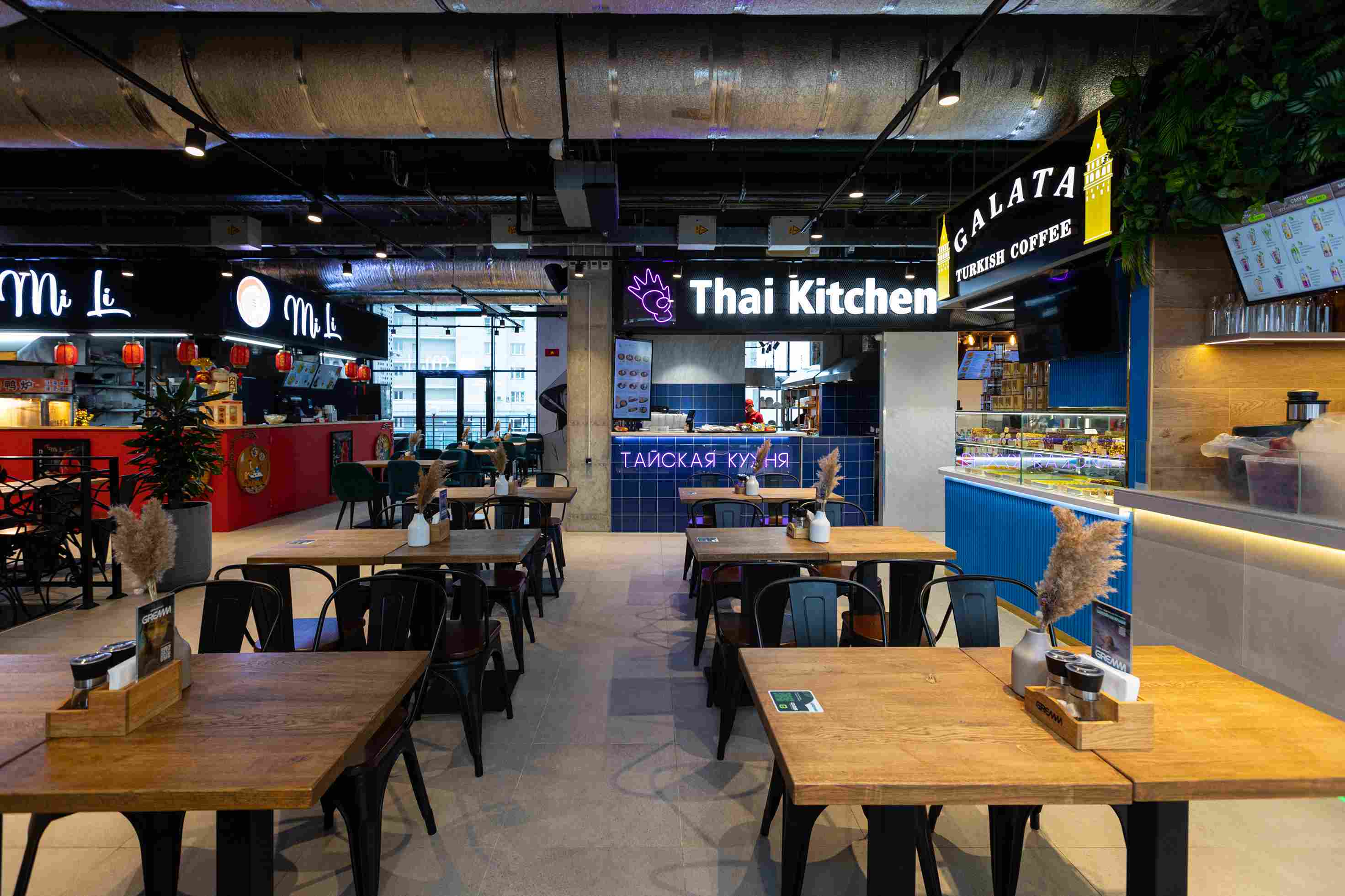 Парк фуд холл москва. Фуд холл. Парк фудхолл москва юго западная. Парк фудхолл, москва. Кафе с растениями.