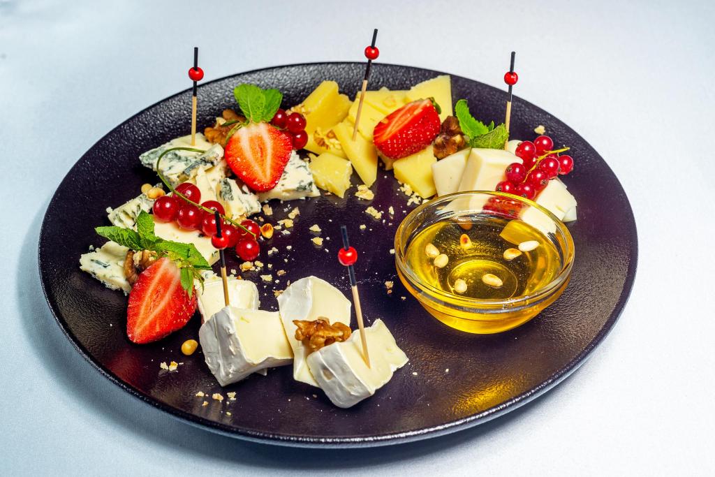 Ассорти из сыров с лесными орехами и мёдом