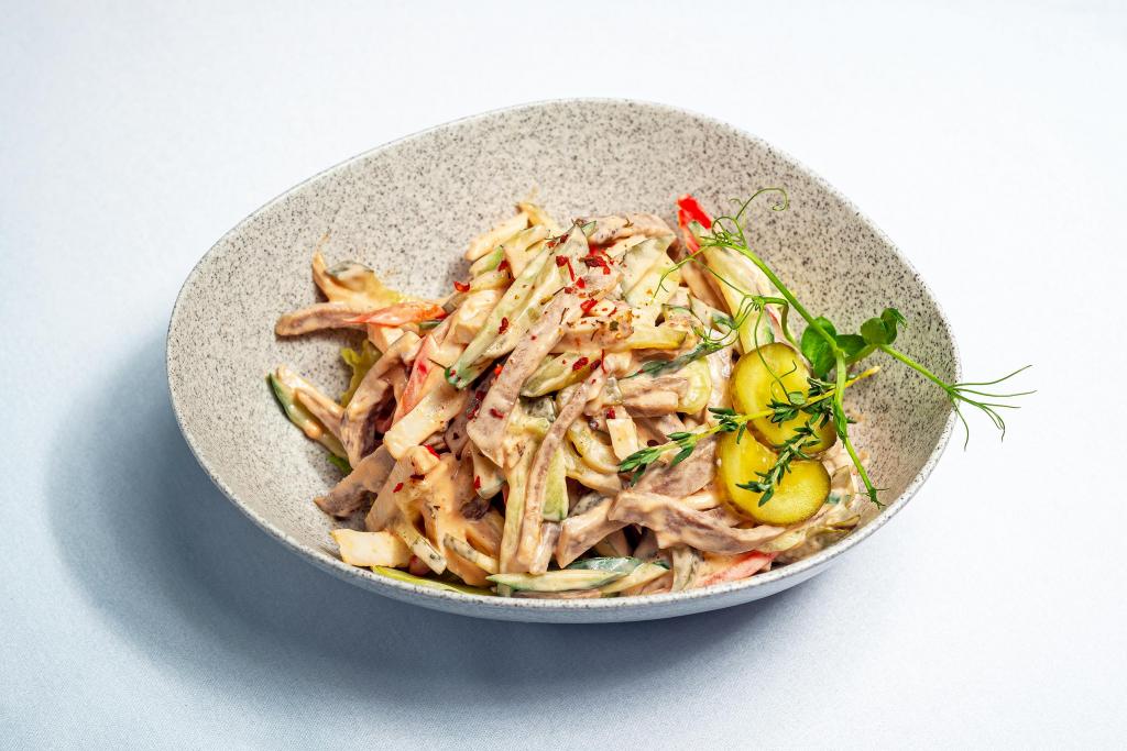 Салат с говяжим языком и куриным филе с томатами, свежим огурцом и корнишонами