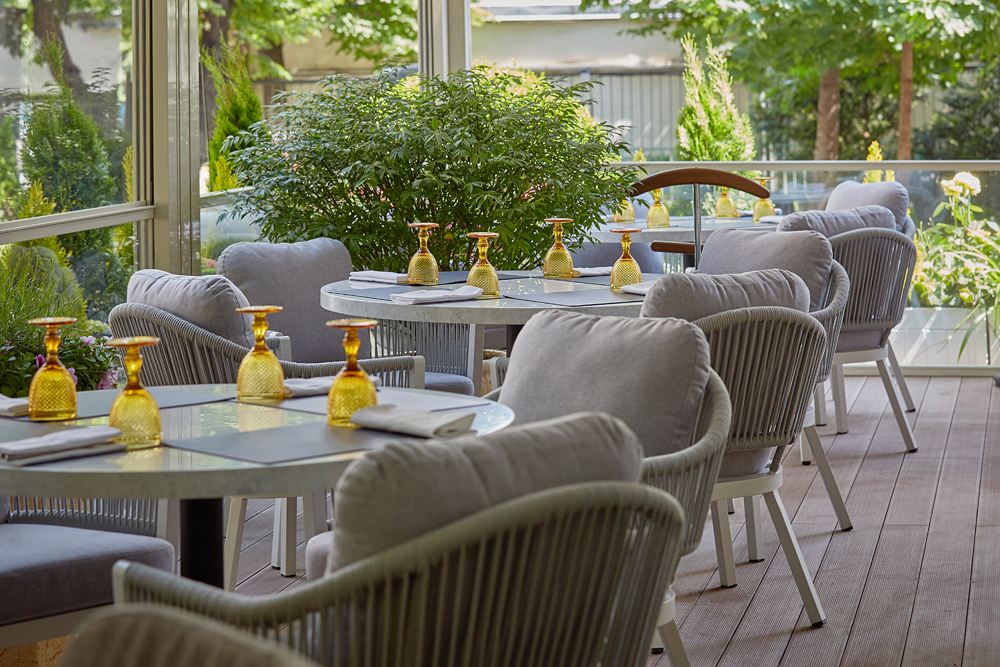 Пробка ресторан на цветном