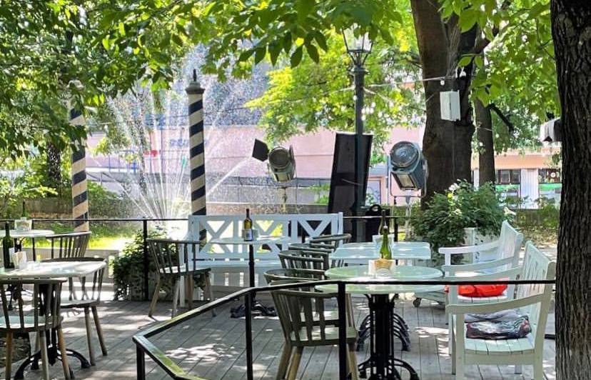 Дом 16 ресторан. Хаос веранда Покровка. Москва Трубная улица 18 Smoke BBQ. Саперави ресторан Москва Покровка веранда фото.