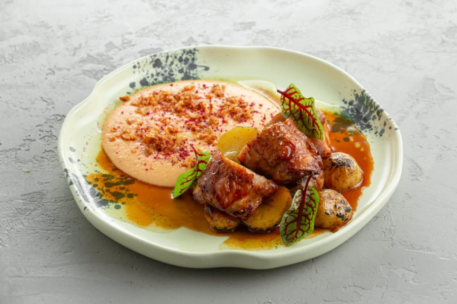 Филе бедра цыплёнка в соусе Демиглас с печенным картофелем и тыквенным соусом