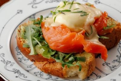 Бриошь с форелью, авокадо и соусом голландез