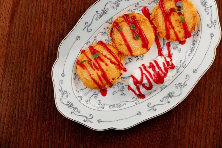 Сырники из батата с кокосовым кремом и малиновым кули