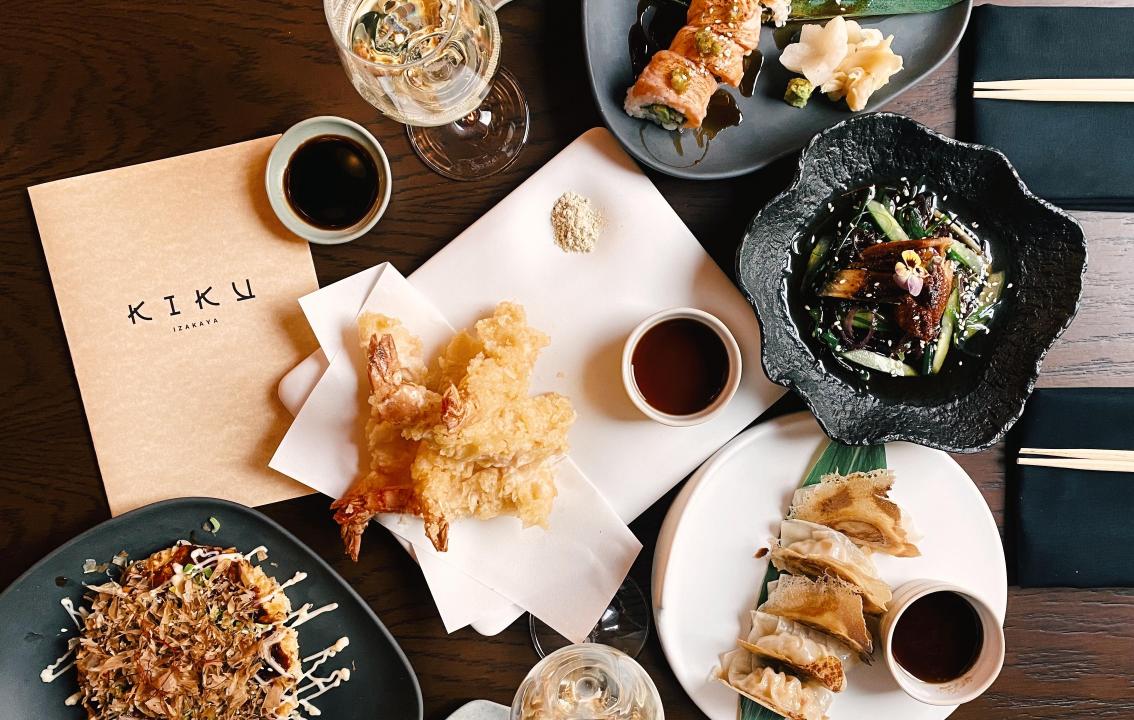 Ikura izakaya nikkei рождественский бул 1. Kiku Izakaya Санкт Петербург. Izakaya Danbam. Изакая ресторан СПБ. Изакая Казань ресторан.