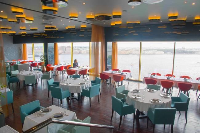 На Пироговской набережной открылся панорамный ресторан La Vue