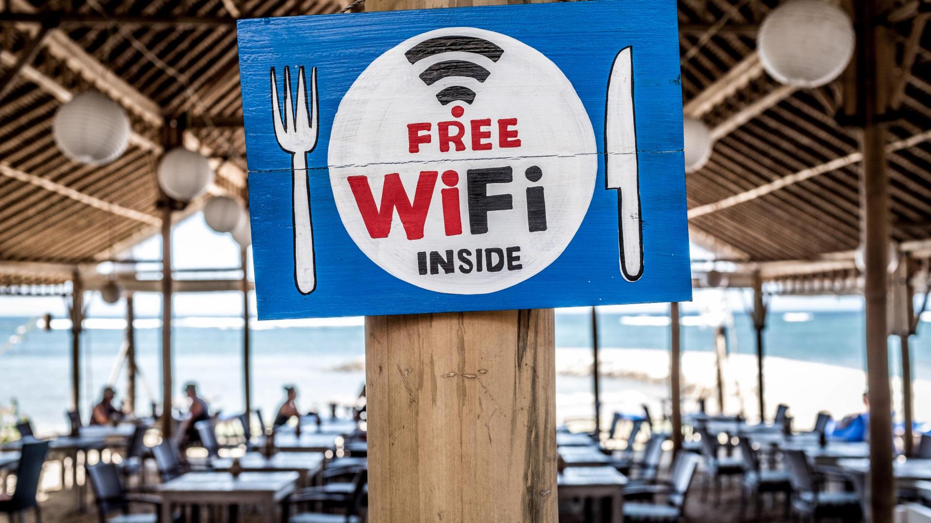 Чем опасен WI-Fi в ресторане