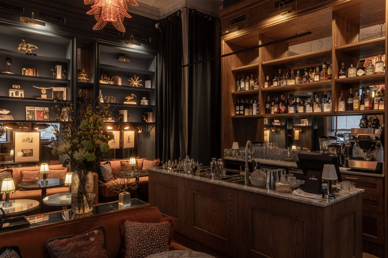 Бар Roots le Petit Bar открылся на улице Блохина