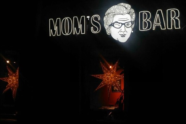 В Транспортном переулке открылся Mom's Bar
