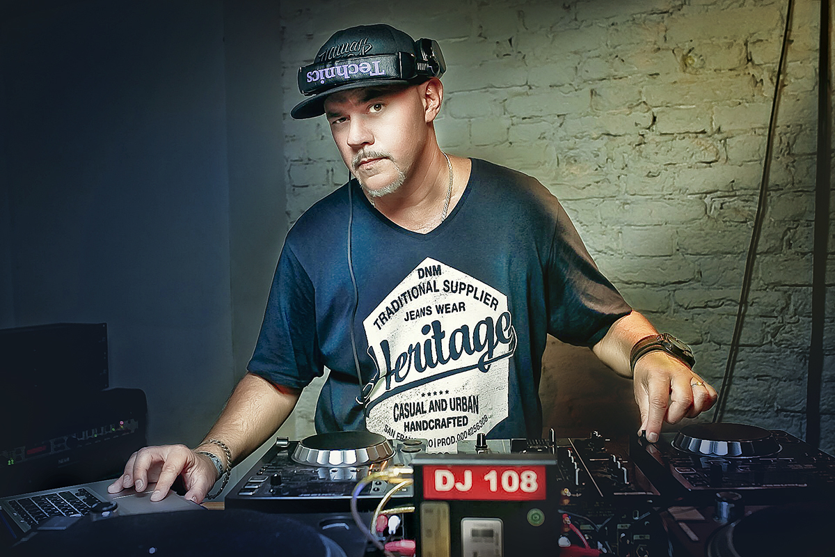 На сцене — DJ 108