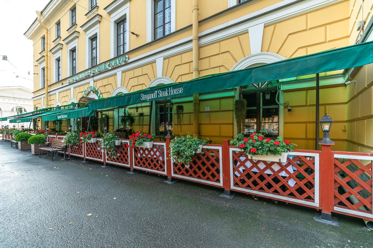 Летняя терраса в окружении зелени | Stroganoff Steak House | б-р Конногвардейский, 4