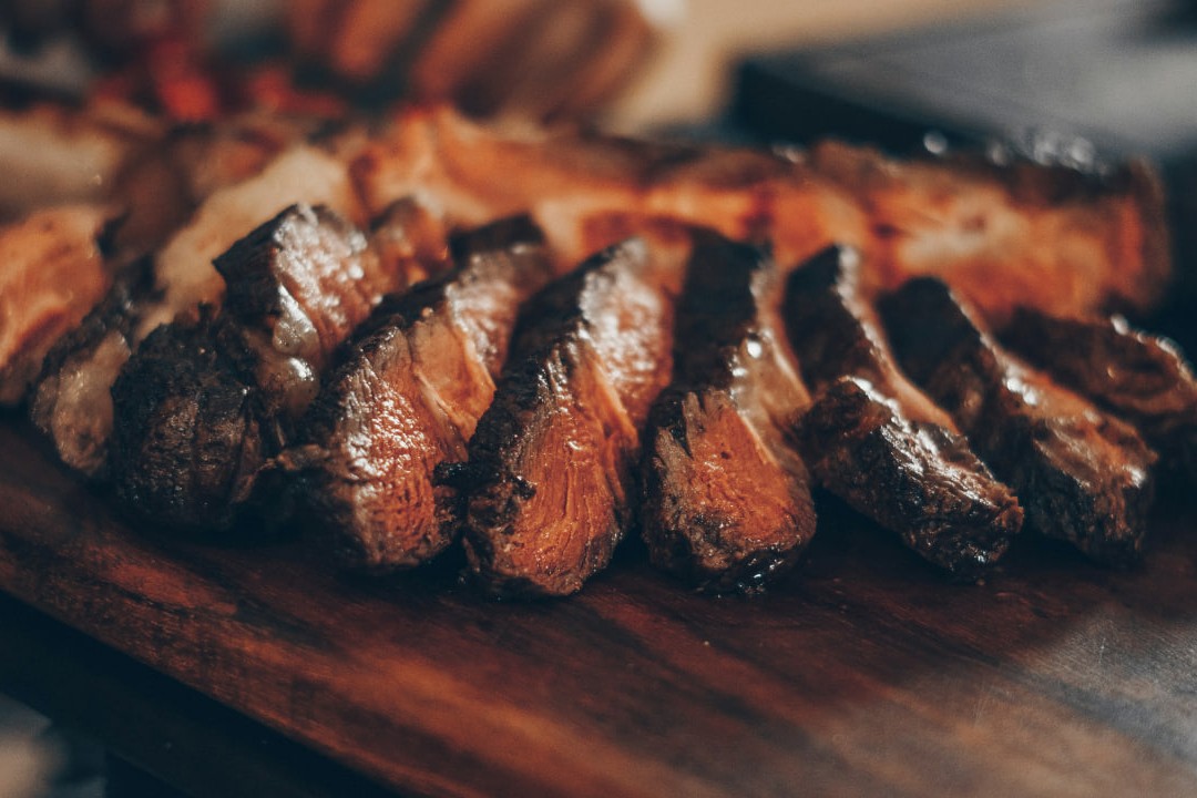 Бутылка вина при заказе стейков | Wine & Dine | наб. Петроградская, 8