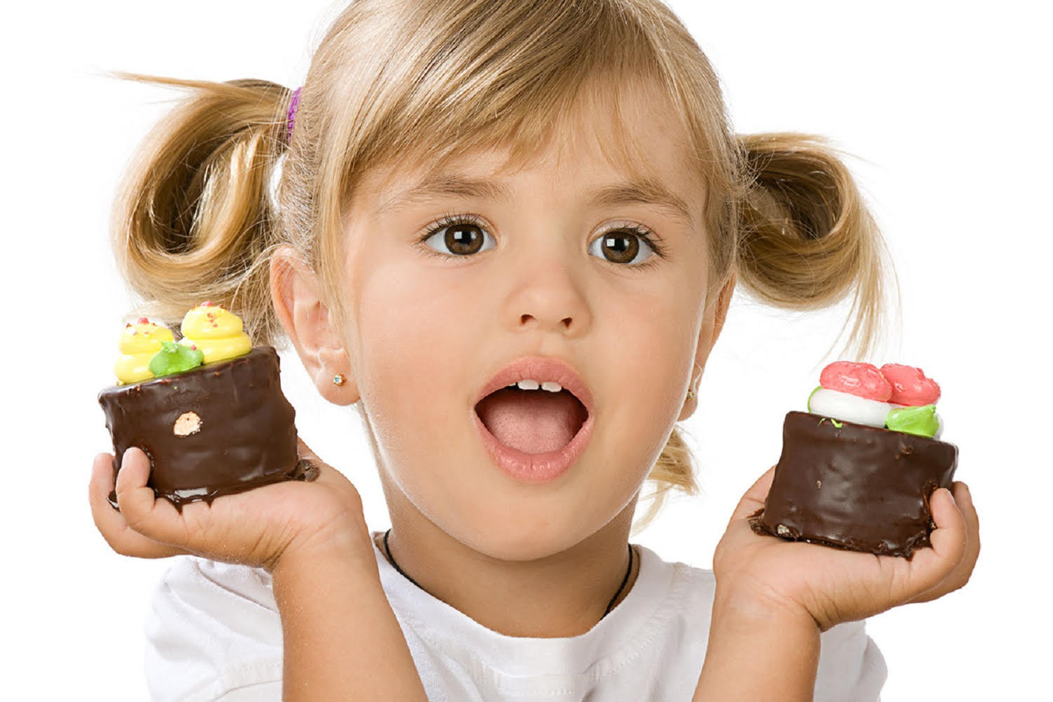 Шоколадки кушаем. Конфеты детям. Девочка со сладостями. Сладости для маленьких детей.