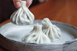 Есть хинкали, пить вино