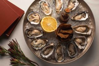 Игристое в подарок к устрицам