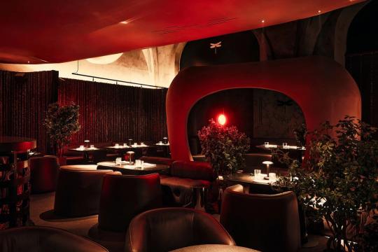 Клуб Maison Rouge открылся на Конюшенной площади